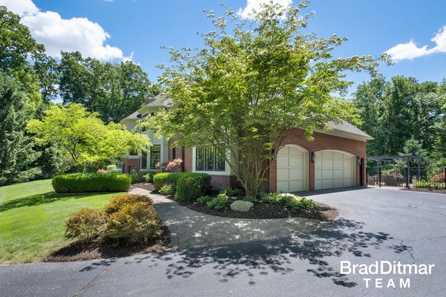 1099 Skyevale Ne, Ada Twp, MI 49301