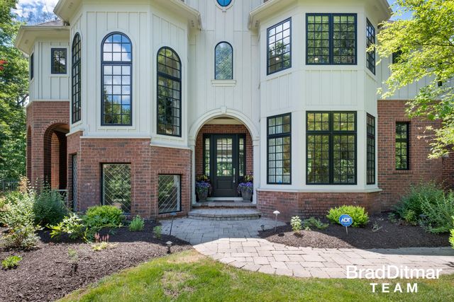 1099 Skyevale Ne, Ada Twp, MI 49301