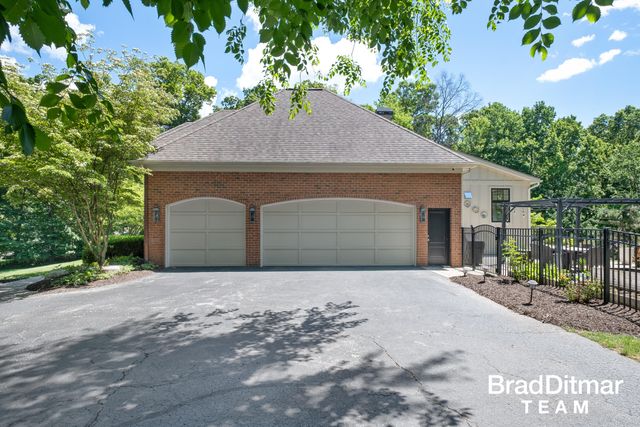 1099 Skyevale Ne, Ada Twp, MI 49301