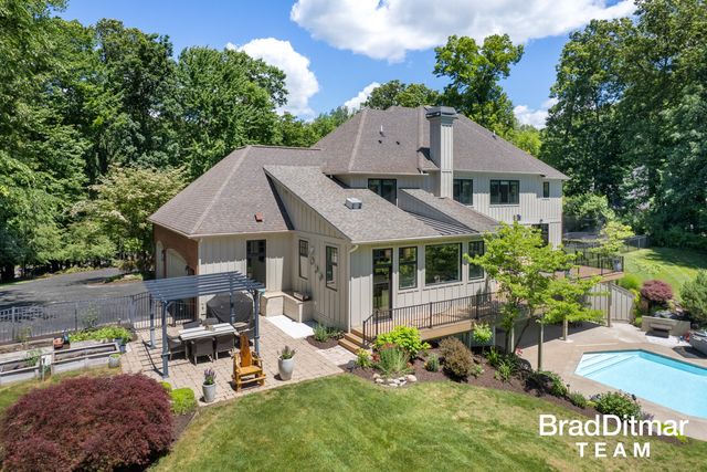 1099 Skyevale Ne, Ada Twp, MI 49301