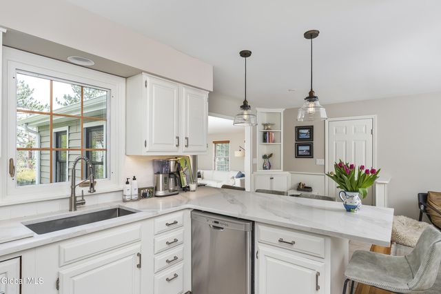3 Cephalonia Drive, Niskayuna, NY 12309