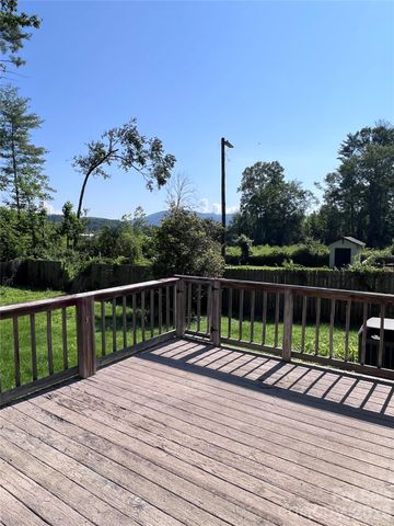 150 Piney Ridge Drive, Hendersonville, NC 28791