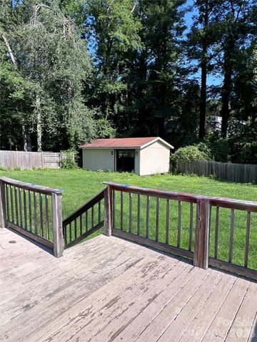 150 Piney Ridge Drive, Hendersonville, NC 28791