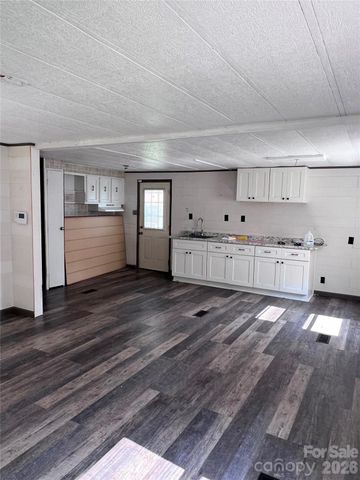 150 Piney Ridge Drive, Hendersonville, NC 28791