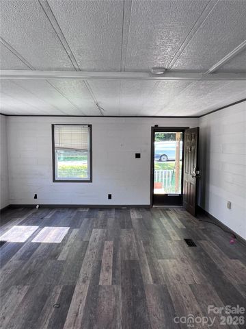 150 Piney Ridge Drive, Hendersonville, NC 28791