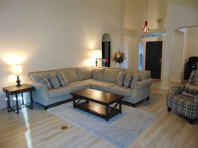 533 Mattie Lane, Lake Dallas, TX 75065