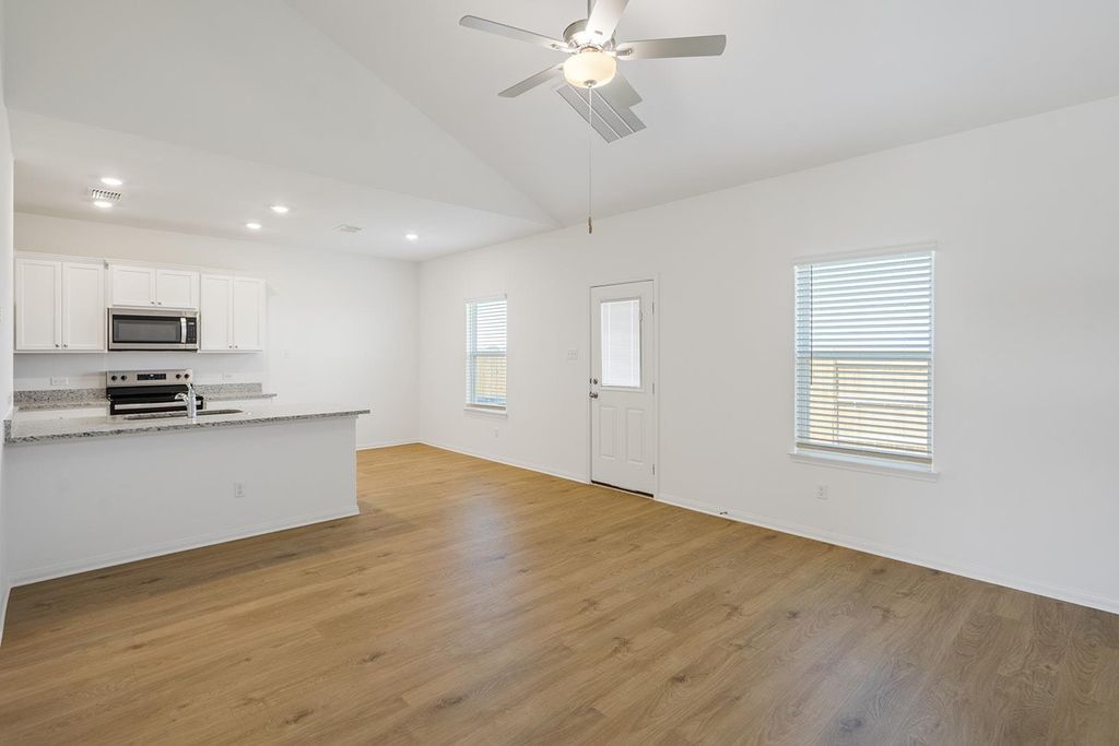 137 Desert Hare DR, Jarrell, TX 76537