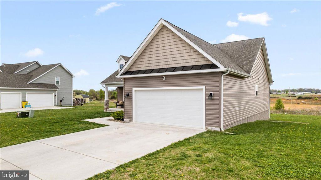 Image 3 of property listing at 290 RECIFE CT, Martinsburg, WV 25403