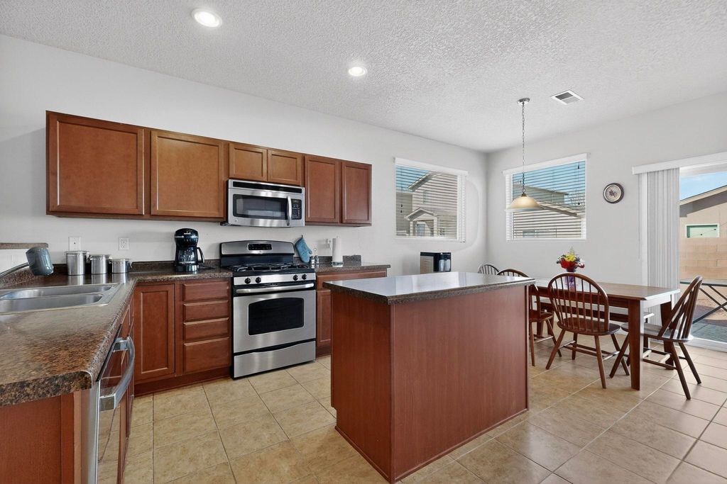 Image 10 of property listing at 10639 Microlith Road SW, Albuquerque, NM 87121