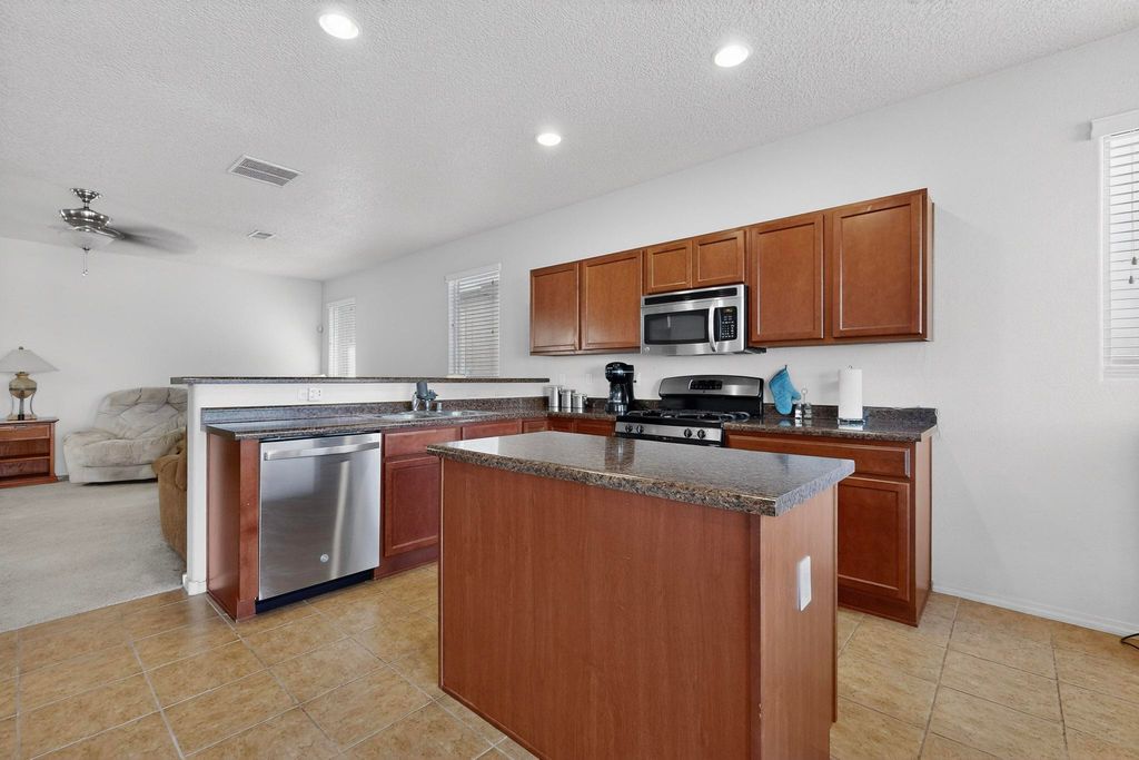 Image 11 of property listing at 10639 Microlith Road SW, Albuquerque, NM 87121