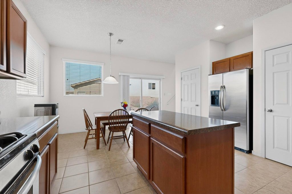 Image 13 of property listing at 10639 Microlith Road SW, Albuquerque, NM 87121