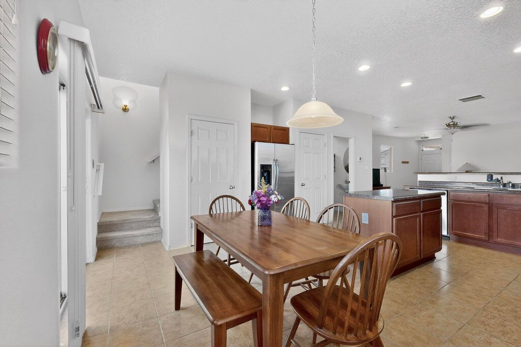 Image 16 of property listing at 10639 Microlith Road SW, Albuquerque, NM 87121