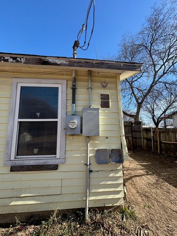 825 Clyde Street, White Settlement, TX 76108