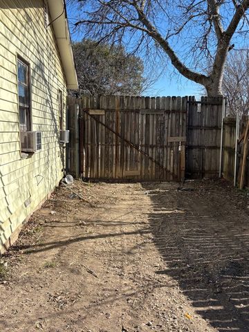 825 Clyde Street, White Settlement, TX 76108