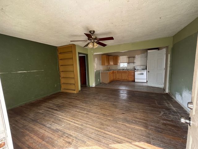 825 Clyde Street, White Settlement, TX 76108