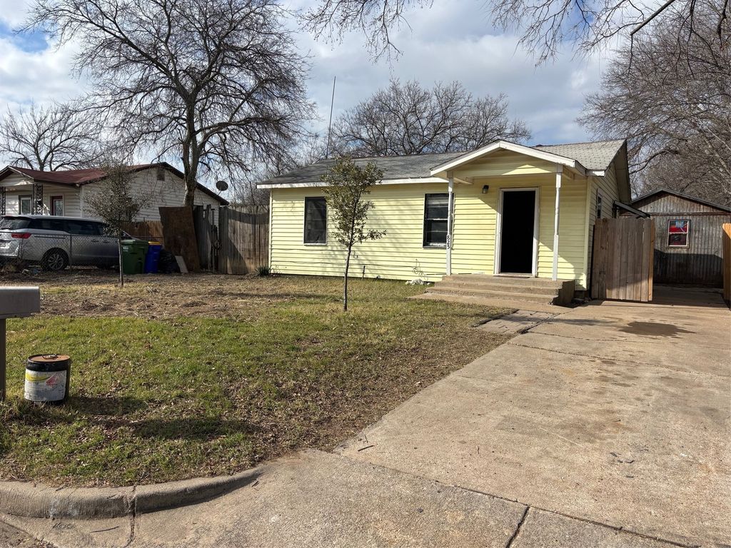 825 Clyde Street, White Settlement, TX 76108