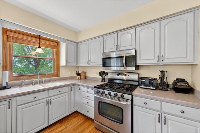919 Squire LANE, West Bend, WI 53090
