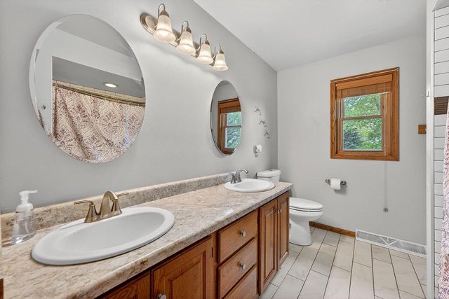 919 Squire LANE, West Bend, WI 53090