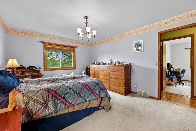 919 Squire LANE, West Bend, WI 53090