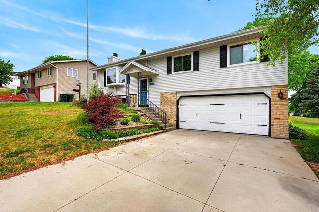 919 Squire LANE, West Bend, WI 53090