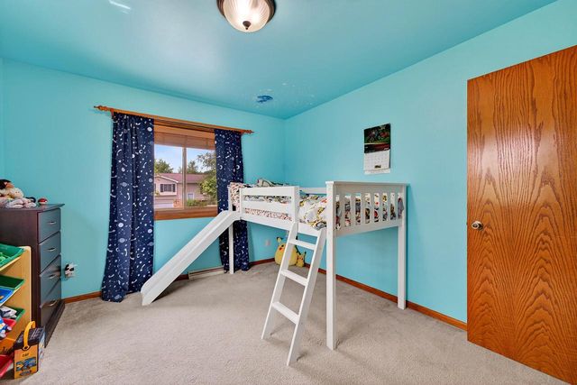919 Squire LANE, West Bend, WI 53090