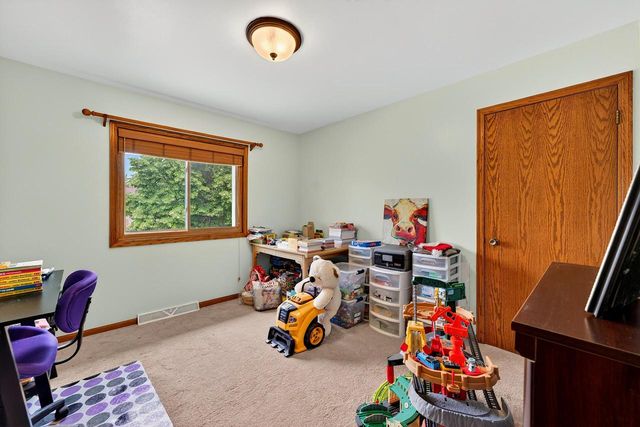 919 Squire LANE, West Bend, WI 53090