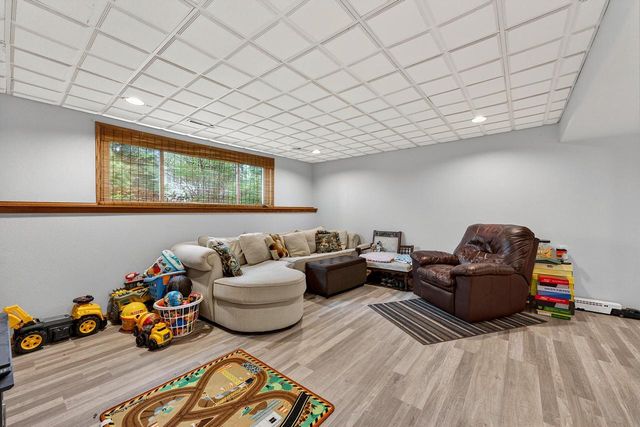 919 Squire LANE, West Bend, WI 53090