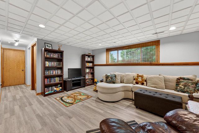 919 Squire LANE, West Bend, WI 53090