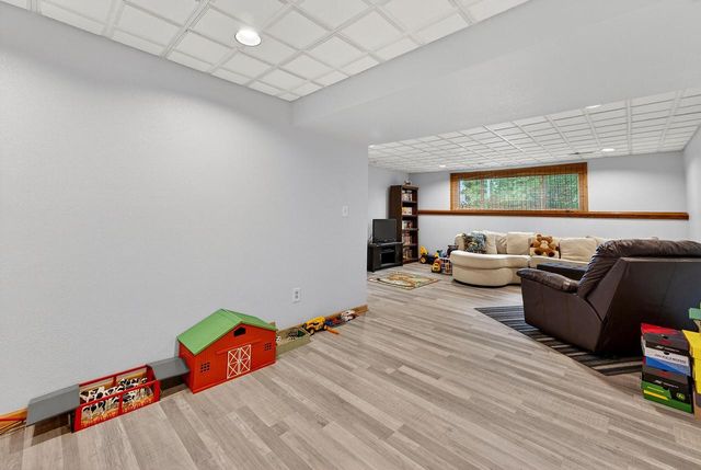 919 Squire LANE, West Bend, WI 53090