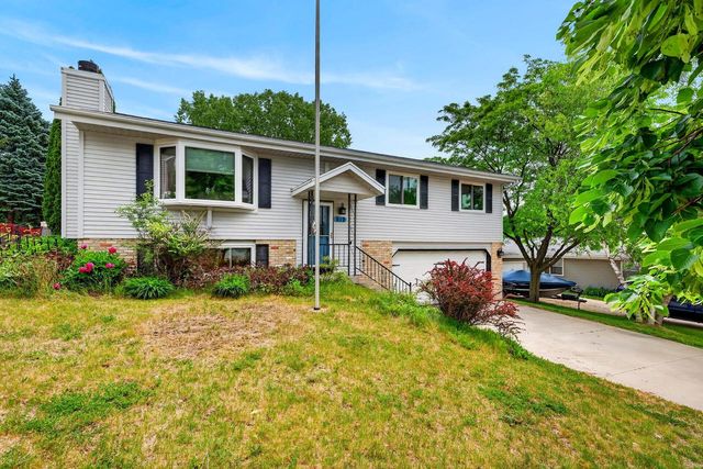 919 Squire LANE, West Bend, WI 53090