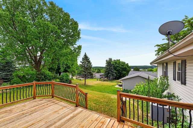 919 Squire LANE, West Bend, WI 53090