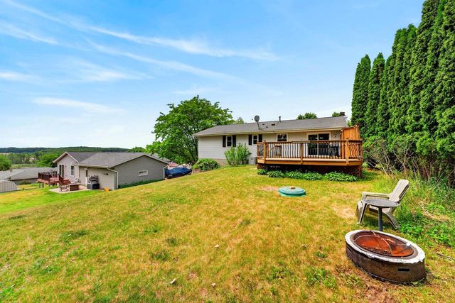 919 Squire LANE, West Bend, WI 53090