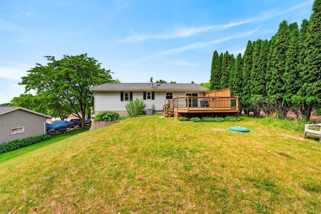 919 Squire LANE, West Bend, WI 53090