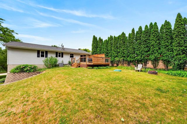 919 Squire LANE, West Bend, WI 53090