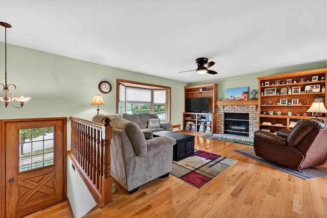 919 Squire LANE, West Bend, WI 53090