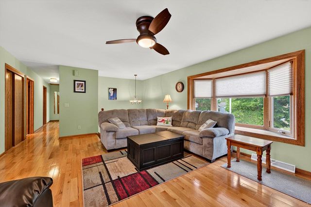 919 Squire LANE, West Bend, WI 53090