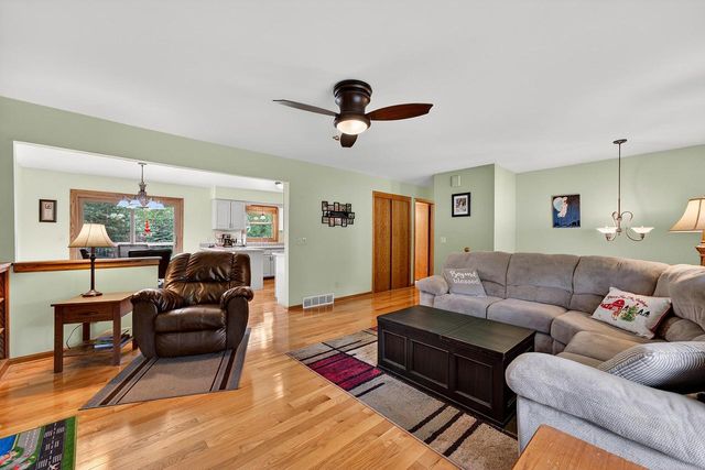 919 Squire LANE, West Bend, WI 53090