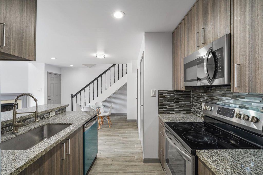 10615 Briar Forest Drive 102, Houston, TX 77042