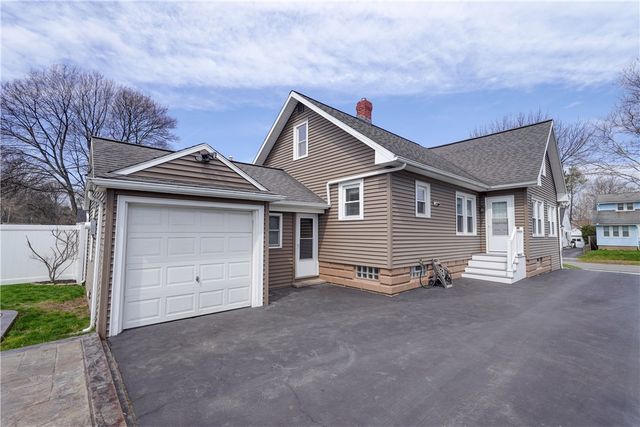 79 Pomona Dr, Greece, NY 14616