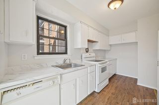 323 Gill Lane 11C, Iselin, NJ 08830