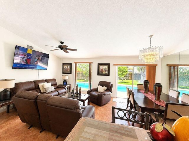 5202 El Claro Circle, West Palm Beach, FL 33415