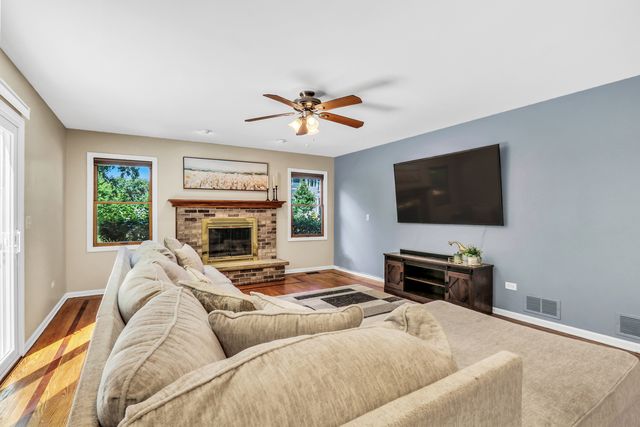 400 Cross Arm Drive, Grayslake, IL 60030