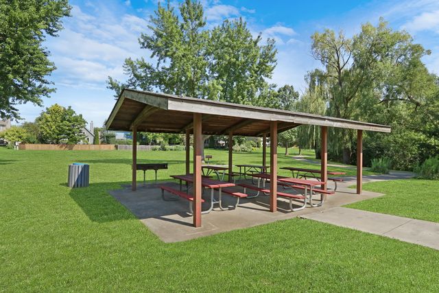 400 Cross Arm Drive, Grayslake, IL 60030