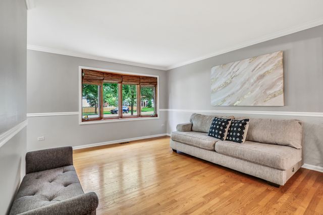 400 Cross Arm Drive, Grayslake, IL 60030