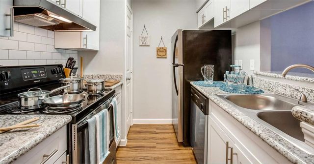 851 Threadneedle ST 402, Houston, TX 77079