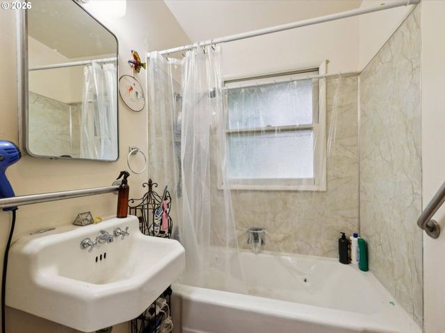 2251 Se 70TH Ave, Portland, OR 97215
