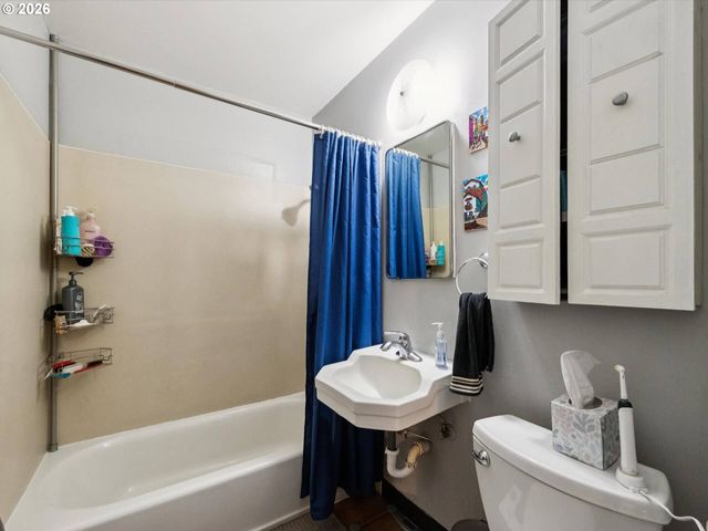 2251 Se 70TH Ave, Portland, OR 97215