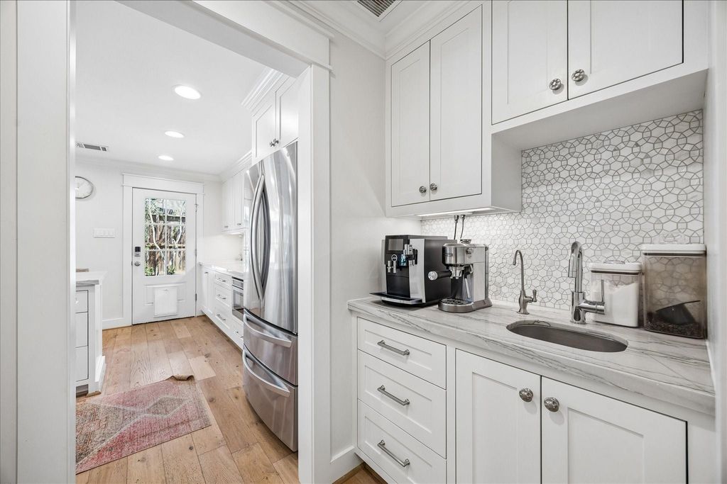 Image 15 of property listing at 559 Rancho Bauer Drive, Houston, TX 77079