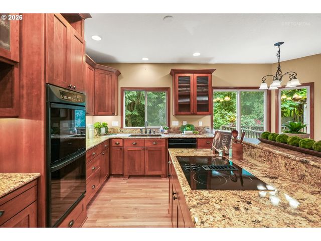 6523 Sw MOONSHADOW Ct, Portland, OR 97223