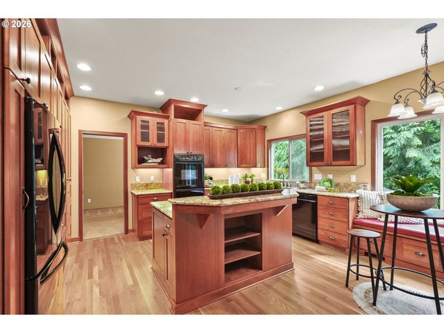 6523 Sw MOONSHADOW Ct, Portland, OR 97223